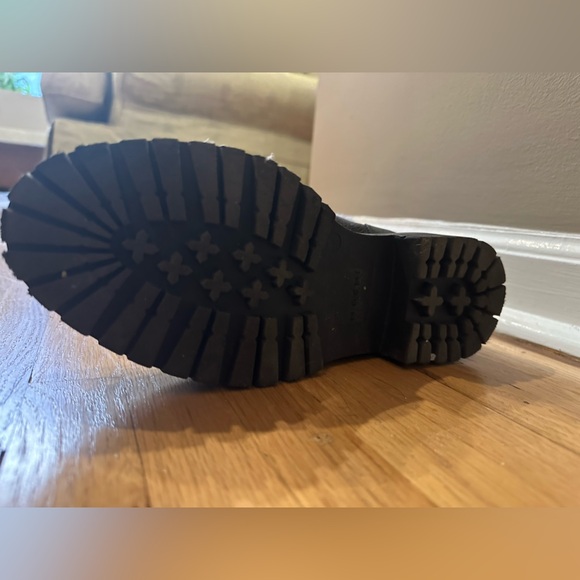 MGemi black, alpine buckskin leather boot. Lace up-front, shearling at ankle. - Picture 6 of 7